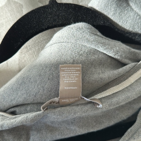 Heather gray 3/4 sleeve v-neck - Picture 4 of 5